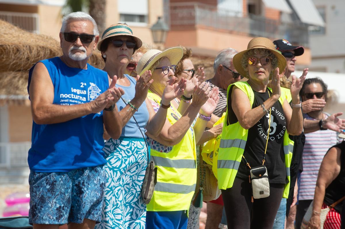 Murcia abraza al Mar Menor para reclamar su recuperación