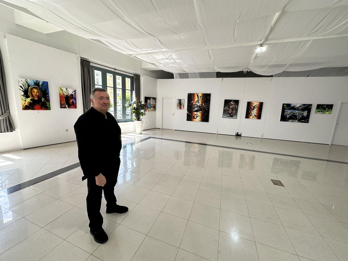 Alberto Amaro en la sala donde expone, en el Casino de Luarca.