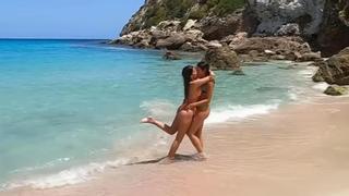 Dulceida y su mujer Alba exhiben su amor en Ibiza y Formentera