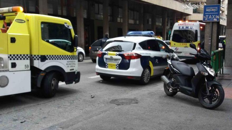 Un herido en un accidente de tráfico entre una moto y un coche en Maestro Albéniz