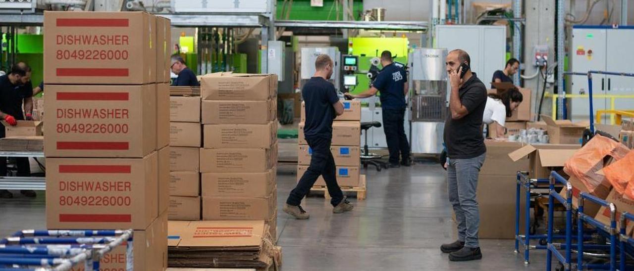 Trabajadores en un almacén.