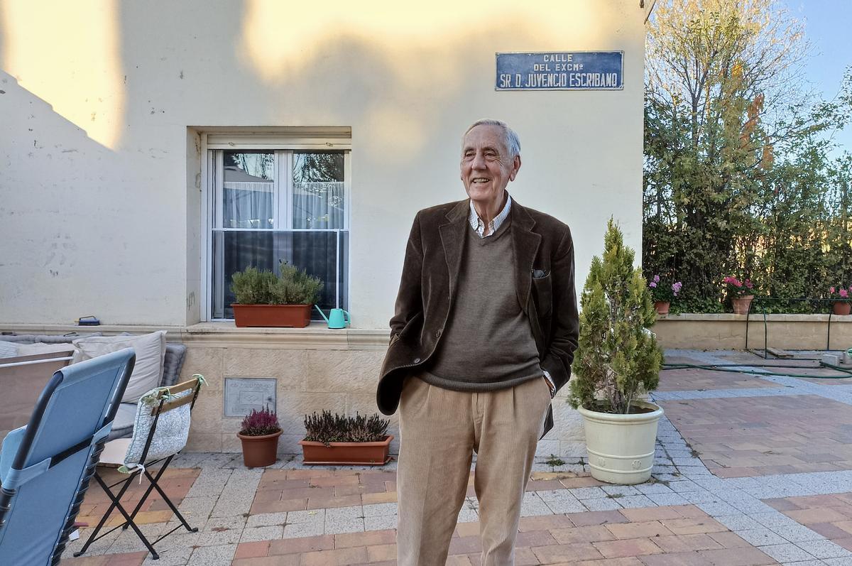 Antonio Escribano junto a la placa de la calle de su padre en Motilla del Palancar