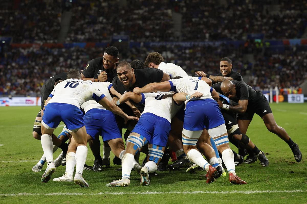 Nueva Zelanda carga en un maul contra Italia en el Mundial de rugby
