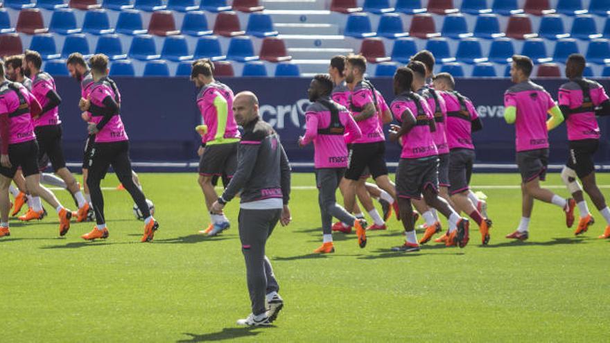 Paco López, con la plantilla del Levante UD al fondo.