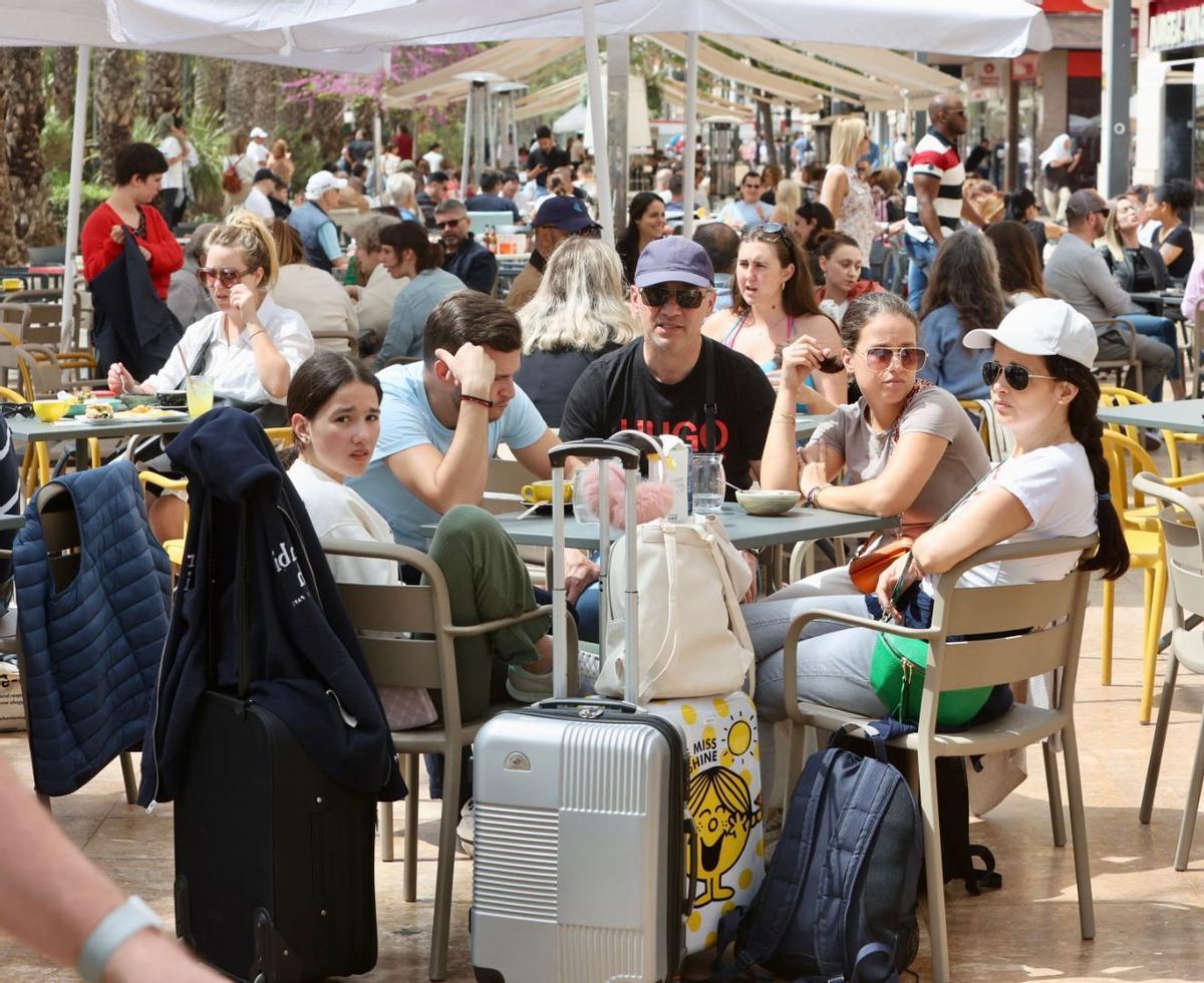 Turistas en una terraza de Alicante este lunes en el centro de la ciudad.