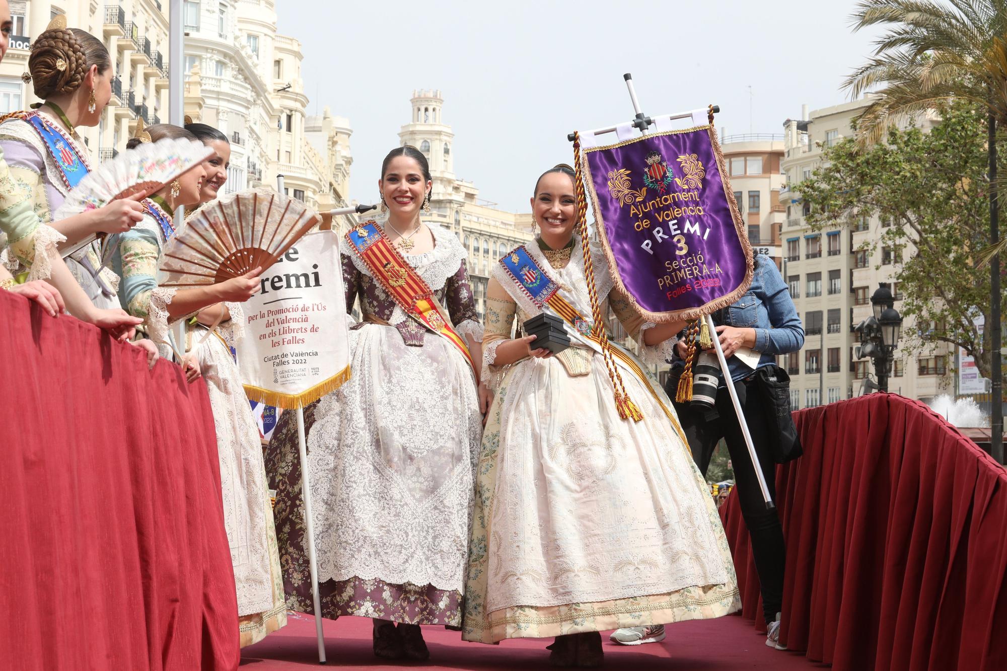 Carmen, la corte y falleras ilustres en la entrega de premios de las Fallas 2022