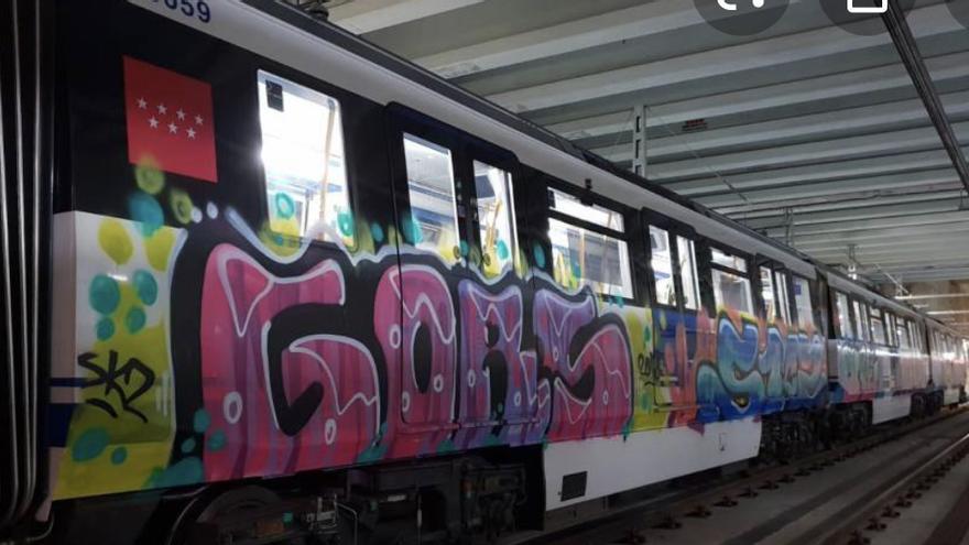 Uno de los trenes pintados, en una imagen facilitada por la Policía Local de Elche