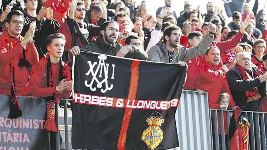 Unos doscientos aficionados del Mallorca se acercaron ayer hasta el Municiapal de Cornellà para animar a su equipo.