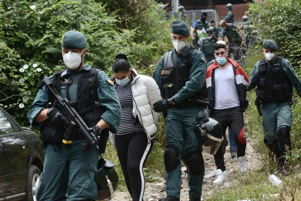 Medio centenar de agentes de la Guardia Civil acudieron este miércoles al poblado en el marco del operativo. // Rafa Vázquez