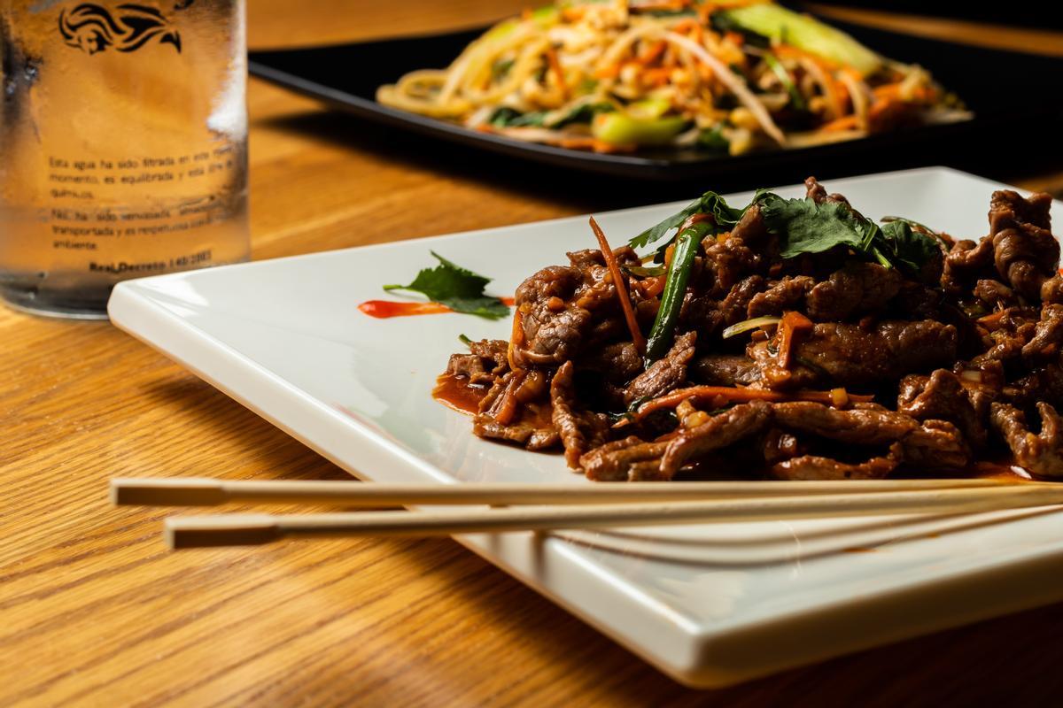 El restaurante ofrece platos clásicos como el Nasi Goreng pero también una carta actualizada con nuevos sabores.