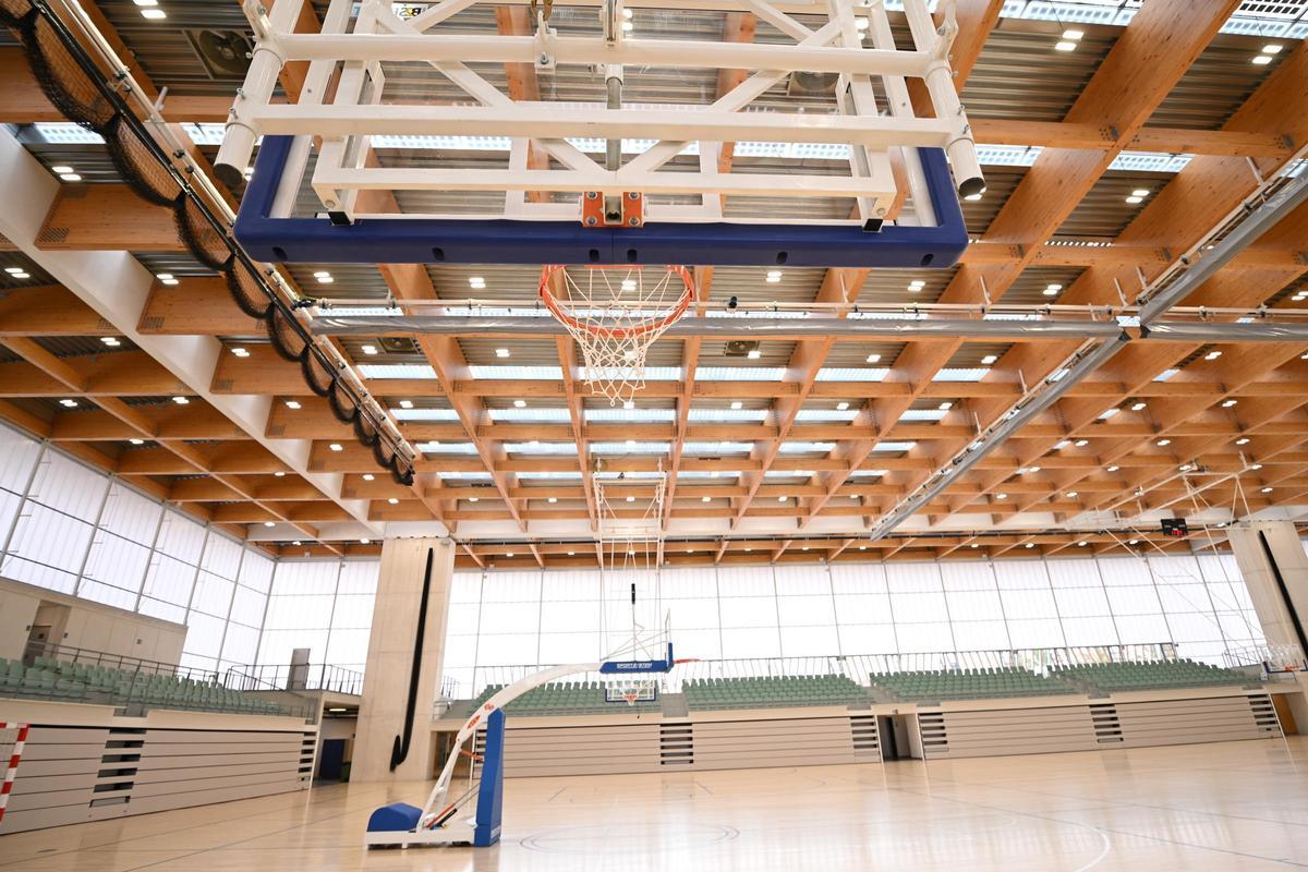 Pista de baloncesto en el pabellón inclusivo.
