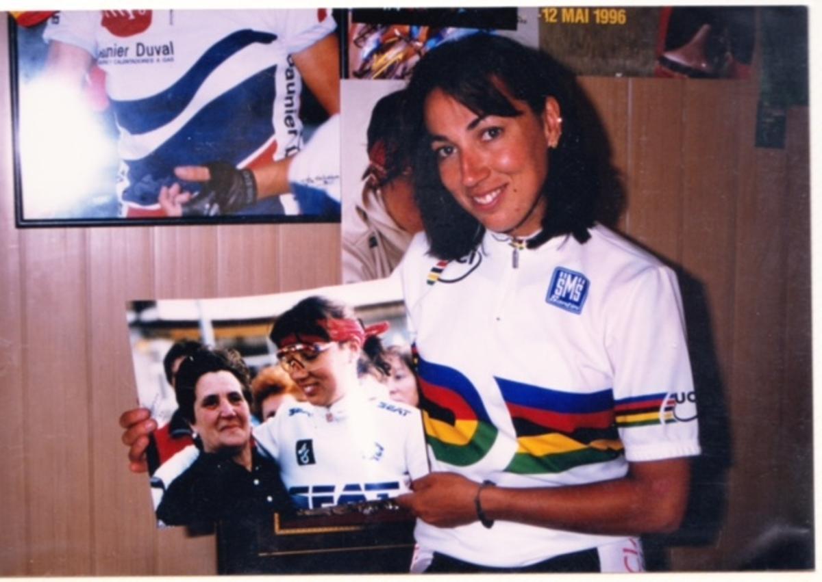 Dori Ruano muestra una fotografía con su madre