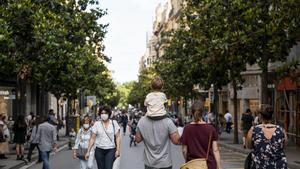 Personas paseando por Barcelona
