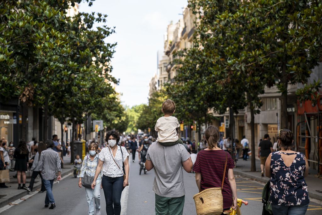 Personas paseando por Barcelona