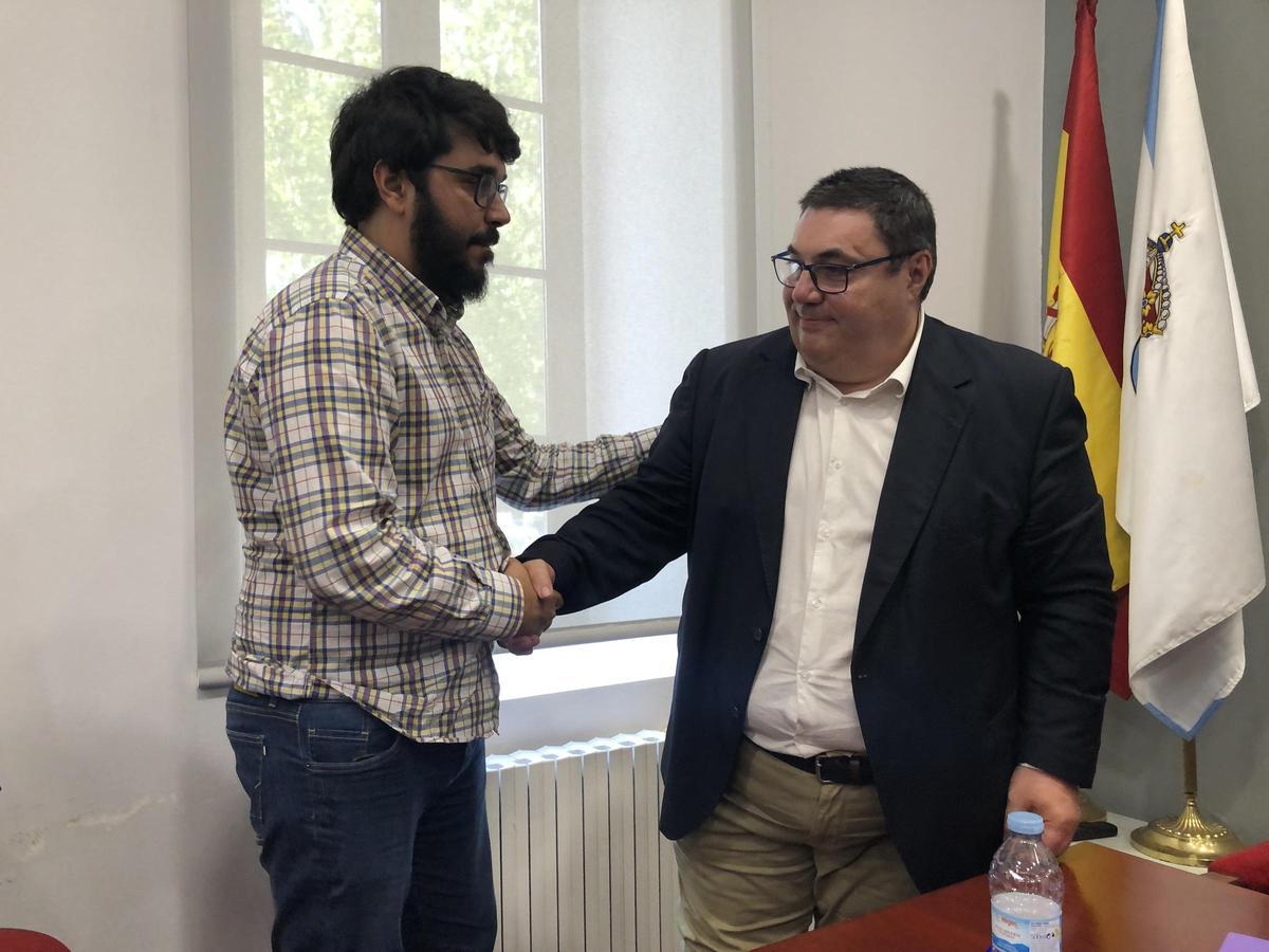Ricardo Suárez, izquierda, felicitando a Francisco Pérez el día de su investidura como alcalde.