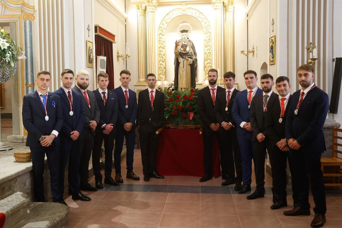 Foto de familia de los clavarios de la Llosa.