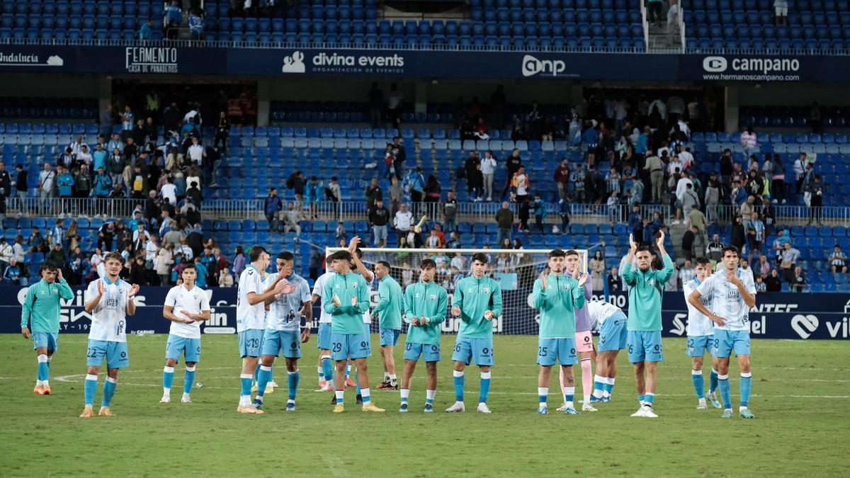 Los jugadores del Málaga CF agradecen el apoyo de la afición blanquiazul durante un partido de esta temporada en La Rosaleda.