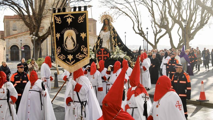 Guiños a la familia, los enfermos y a los que sufren las guerras en la procesión del Sábado Santo en Gijón