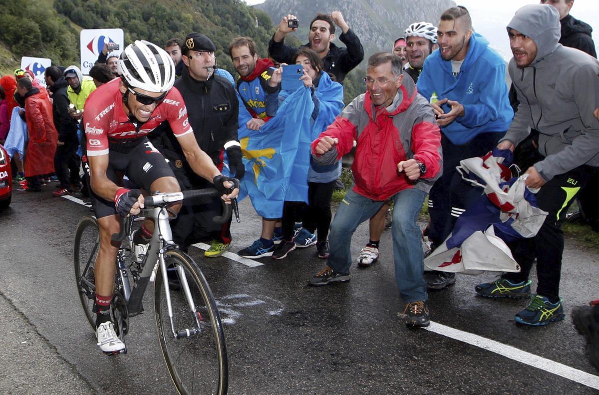 Alberto Contador,  doble ganador en el Angliru, subiendo La Cueña les Cabres en la Vuelta de 2017.  | I L. MURIAS
