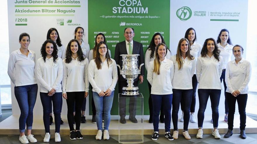 El presidente de Iberdrola, Ignacio Galán, con las deportistas.