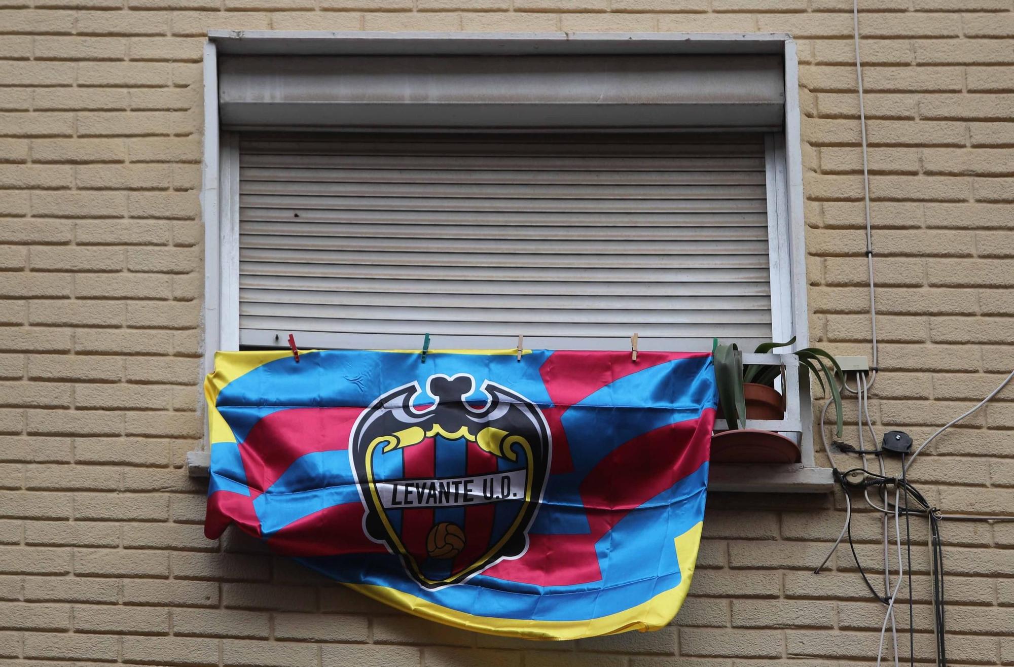 La afición del Levante UD engalana sus balcones