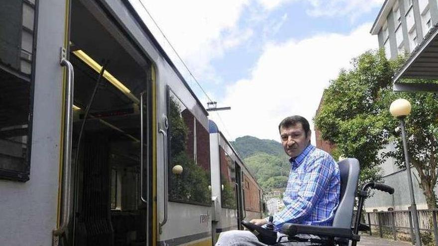 Nicolás Pérez, intentando subir a un tren sin rampa en Blimea.