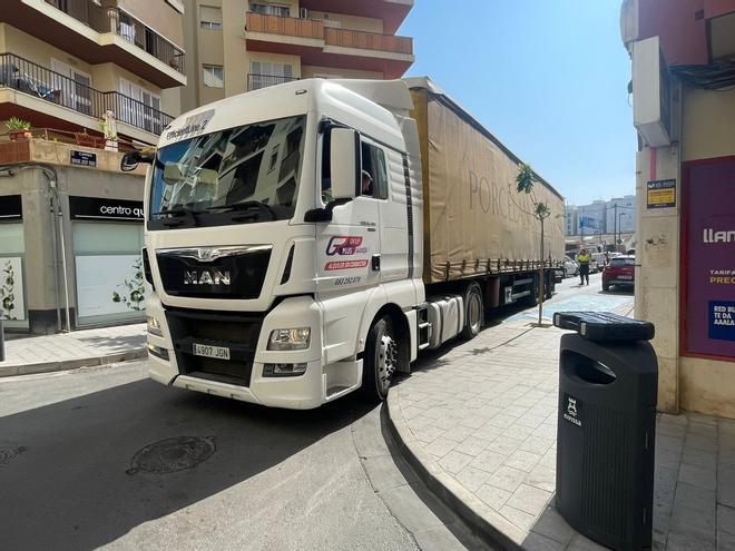 Un tráiler queda atrapado en una calle de Ibiza