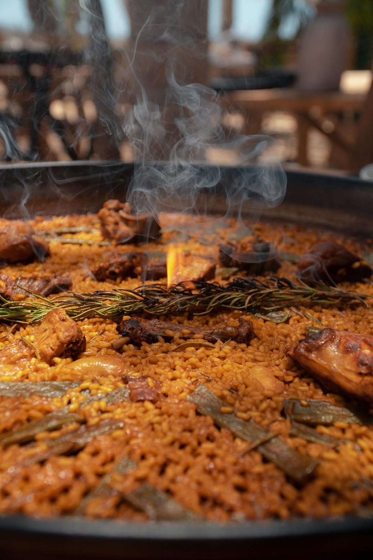 Zazú Ibiza es especialista en arroces que elabora con producto fresco.