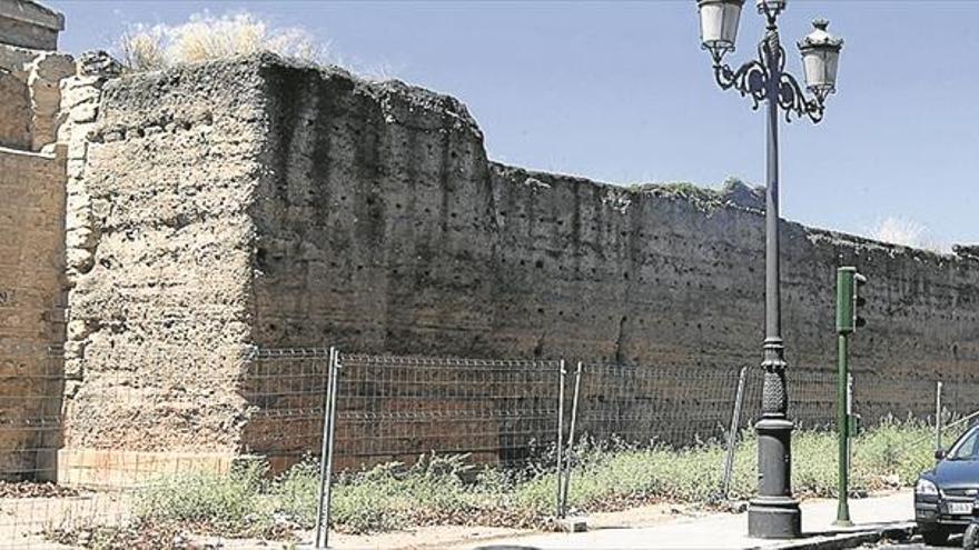 Las obras de Mirabueno y la muralla se adjudican en un mes