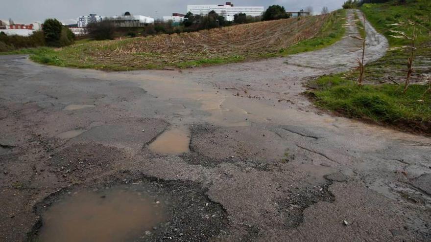 Algunos de los baches del camino de Gaxín.