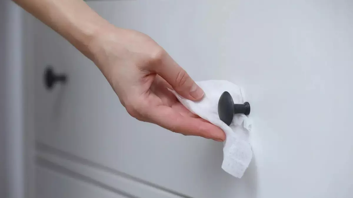 El truco de limpieza viral para blanquear puertas y muebles lacados de casa: sencillo, barato y eficaz