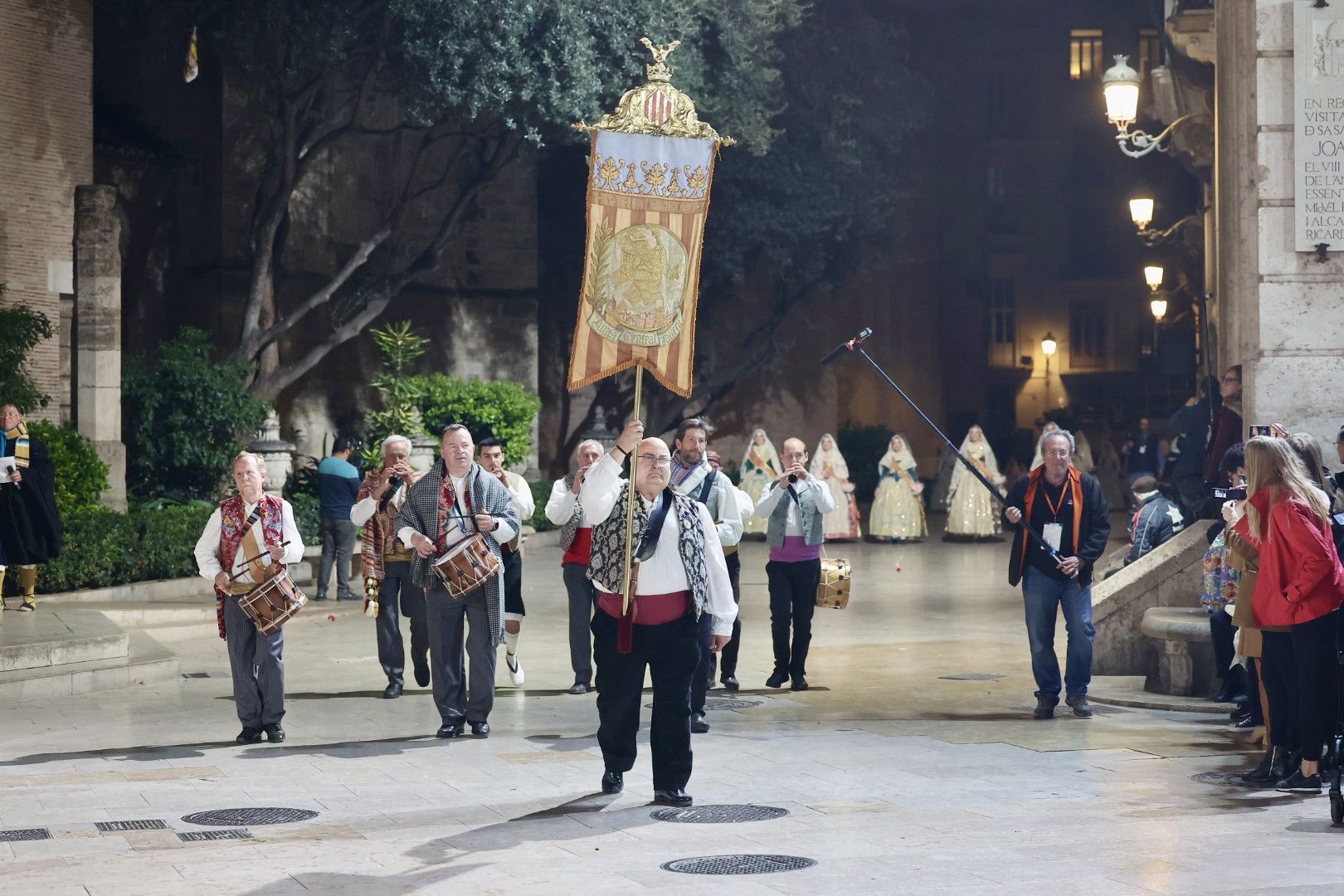 Laura Mengó y su corte coronan la ofrenda a la Virgen