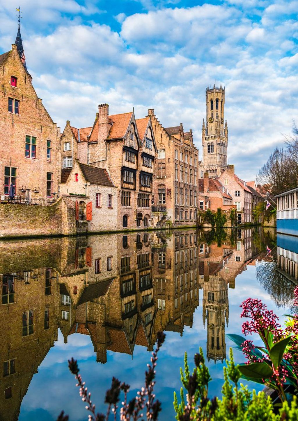 Casas tradicionales de Brujas a la orilla del canal