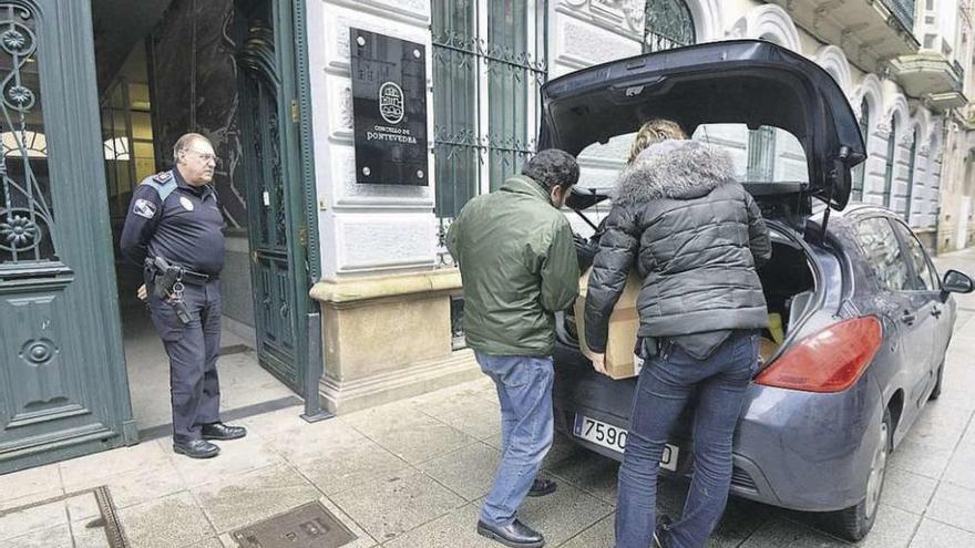 Registro policial en el Concello de Pontevedra en el marco de la Operación Patos. // G.Santos