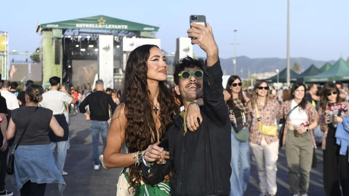 Dos asistentes se fotografían antes de un concierto en el Warm Up.