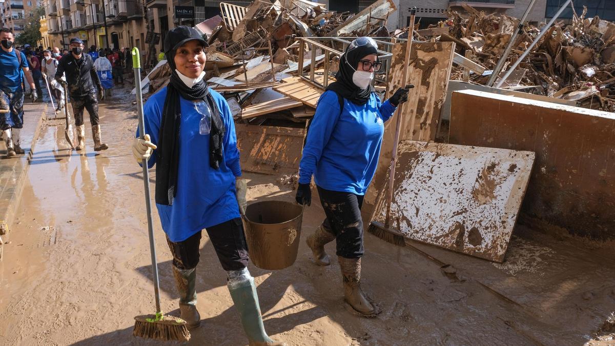 Voluntarias inmigrantes en Paiporta.