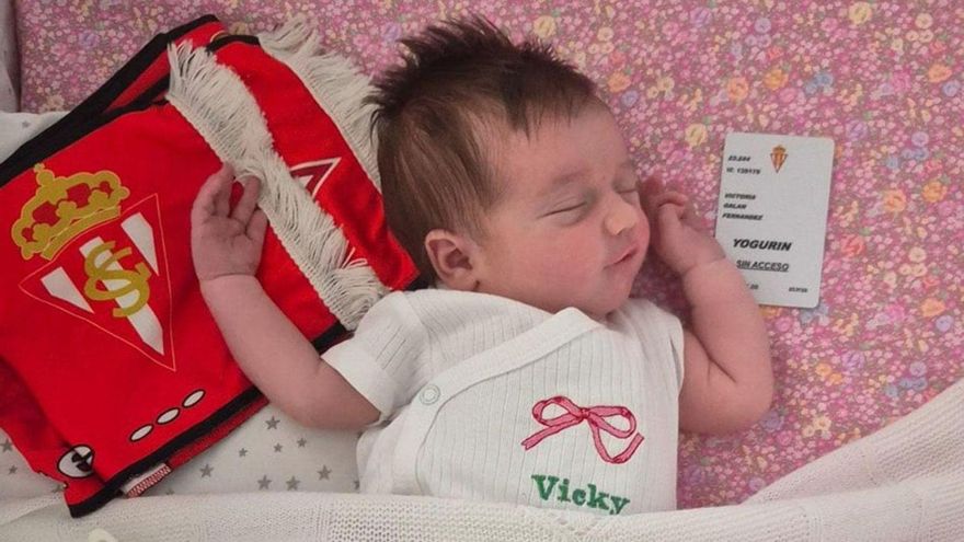 Victoria Galán, junto a su bufanda del Sporting y el carné de socia.  |