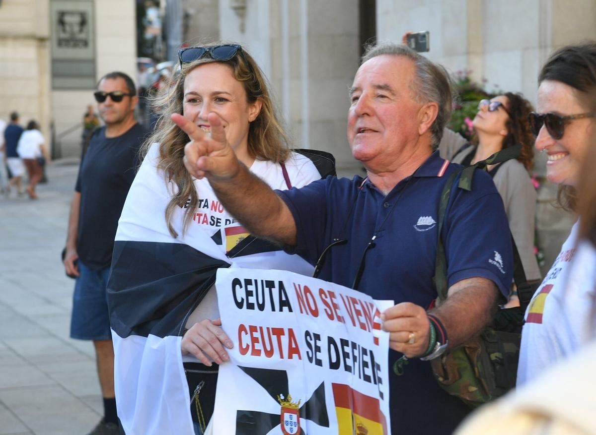 Entre los gritos más repetidos en la tarde de este miércoles estuvieron «Ceuta no se vende, Ceuta se defiende», «Ceuta aguanta, España se levanta» e «Invasores, expulsión».