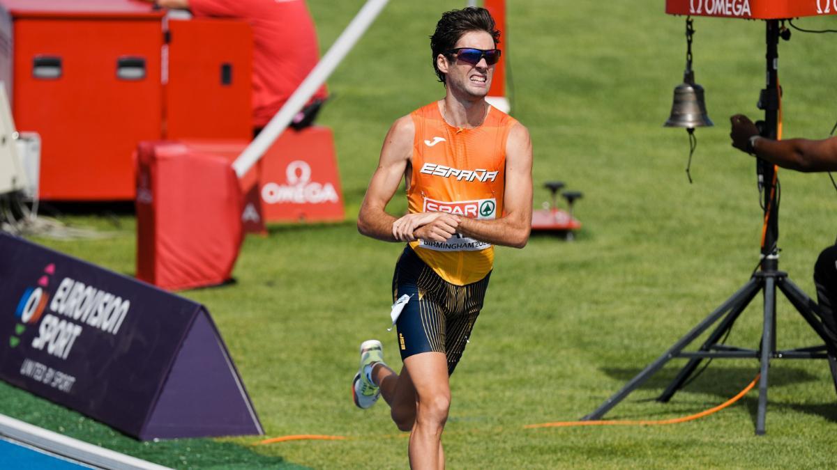 Carlos Sáez acabó cruzando la meta muy dolorido