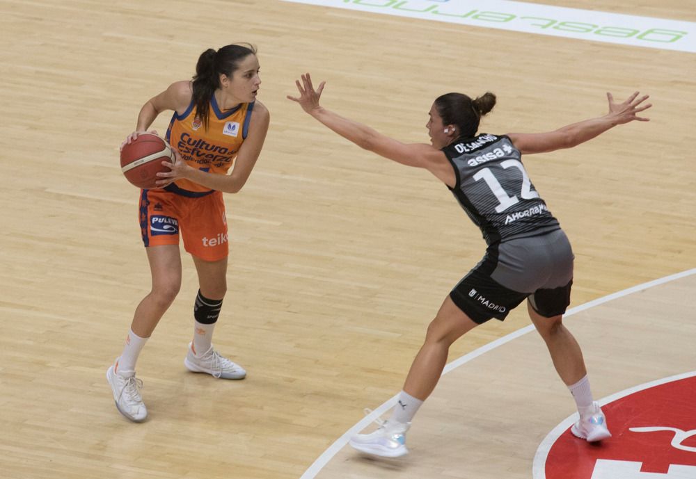 El Valencia iza el estandarte de la Supercopa con una Fonteta entregada