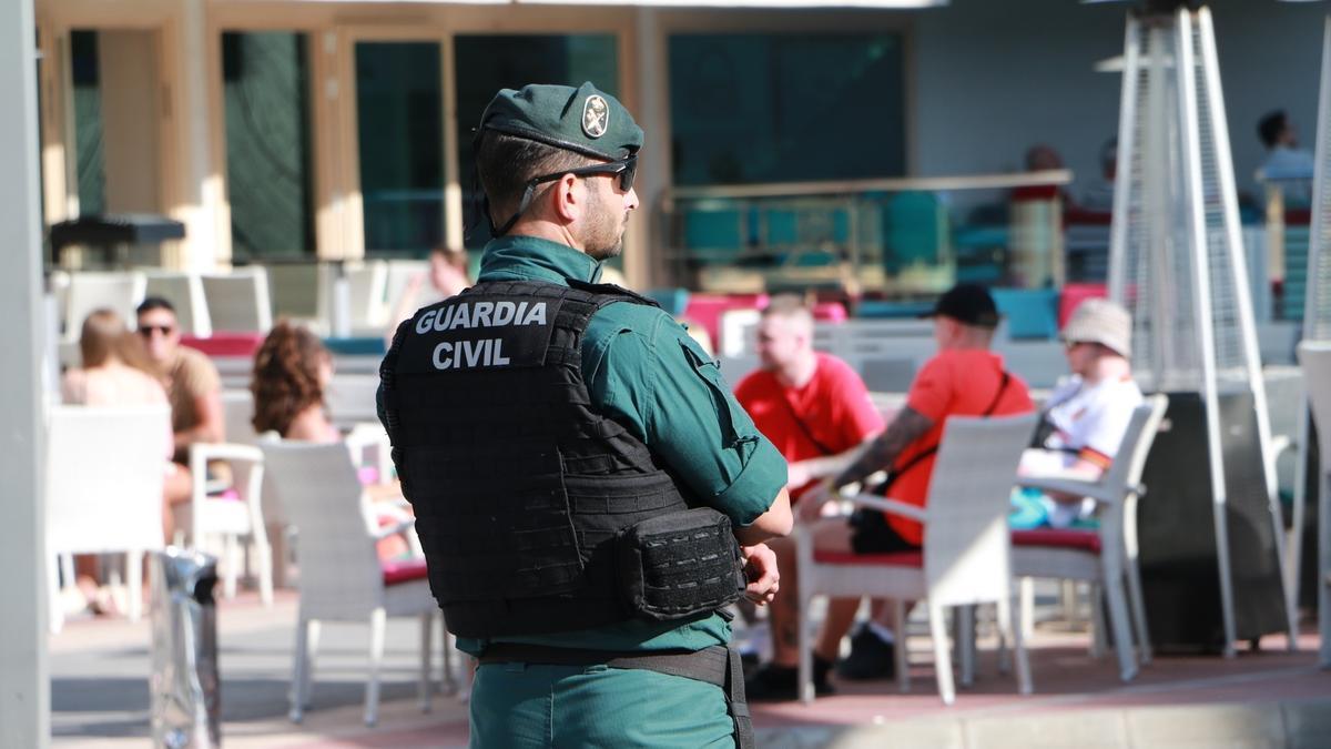 Ein Beamter der Guardia Civil in der Urlauberhochburg Magaluf