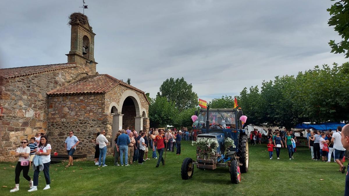 Participantes en el reparto de bollas, en Navianos. / E. P.