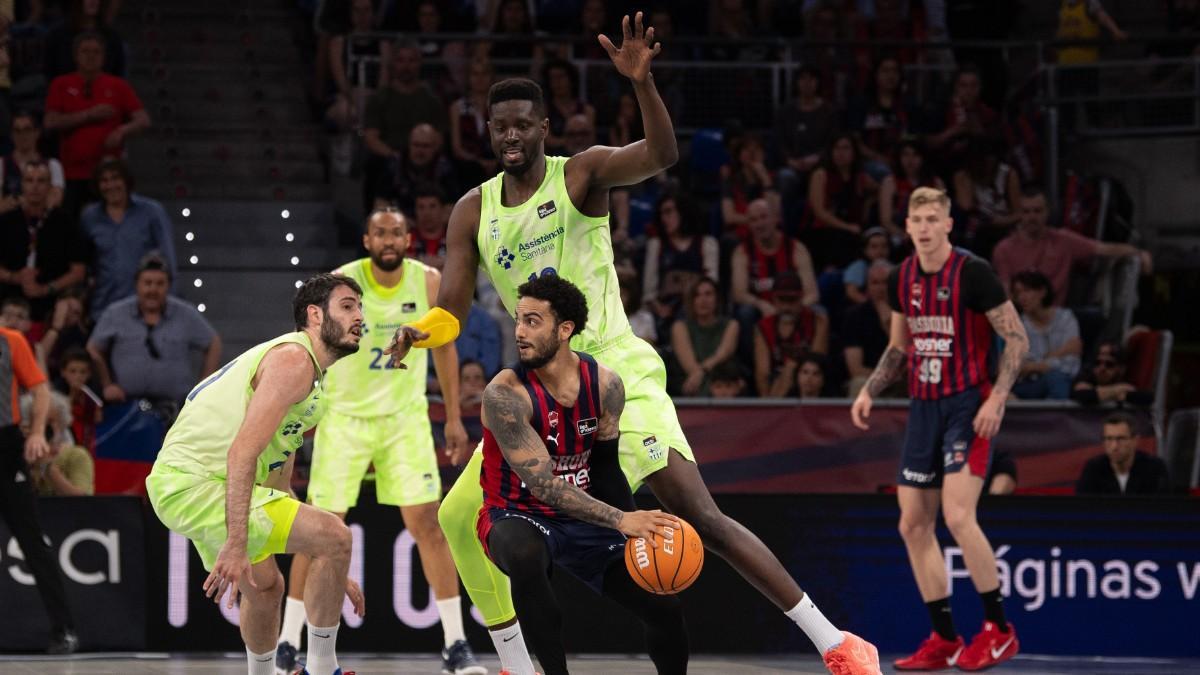 Markus Howard le anotó 34 puntos al Barça