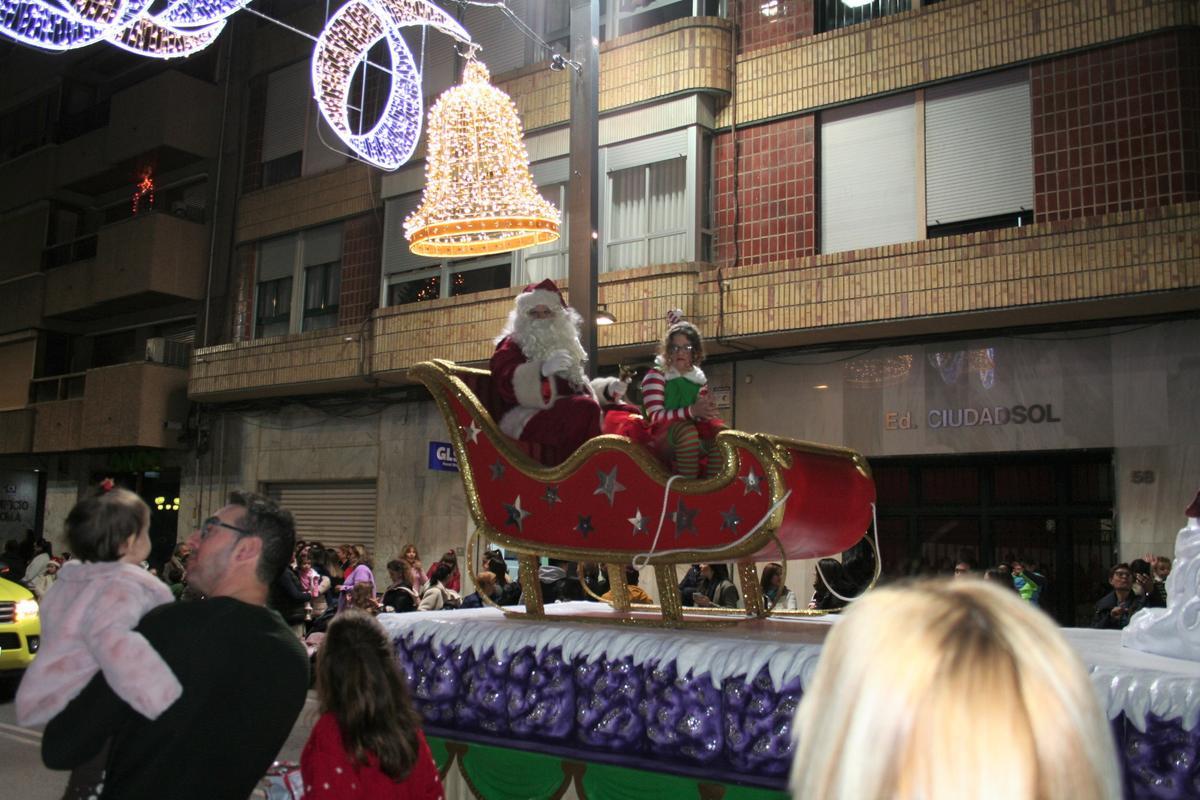 Papá Noel montado en su trineo saludaba a los más pequeños que se daban cita en la avenida de Juan Carlos I.