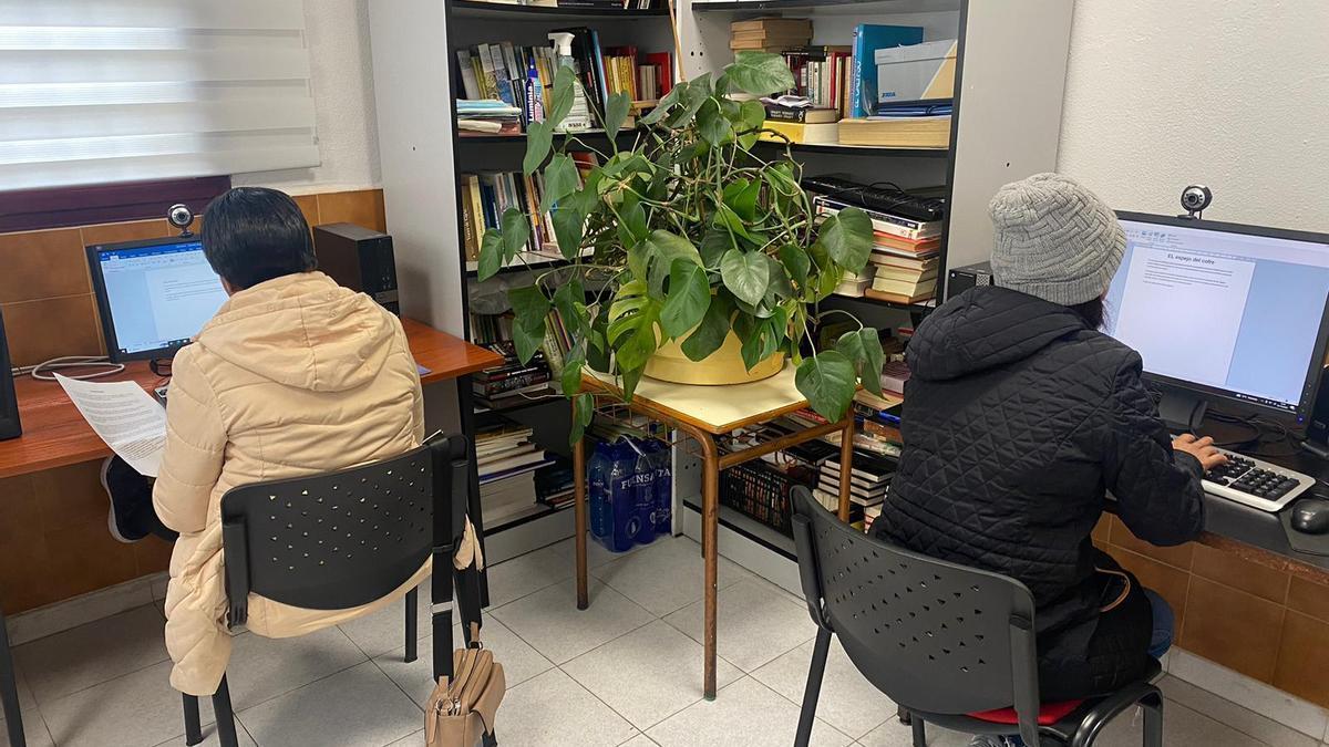 Participantes en un taller de alfabetización digital