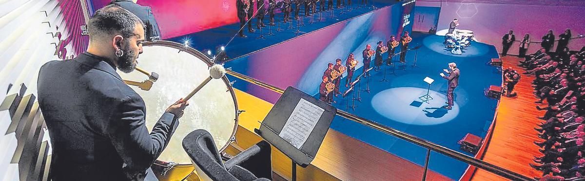 Los palcos laterales del auditorio contaron con la presencia de algunos de los músicos de la orquesta.  Por un lado, los Tam Tams y, por el otro, los platos y los bombos.