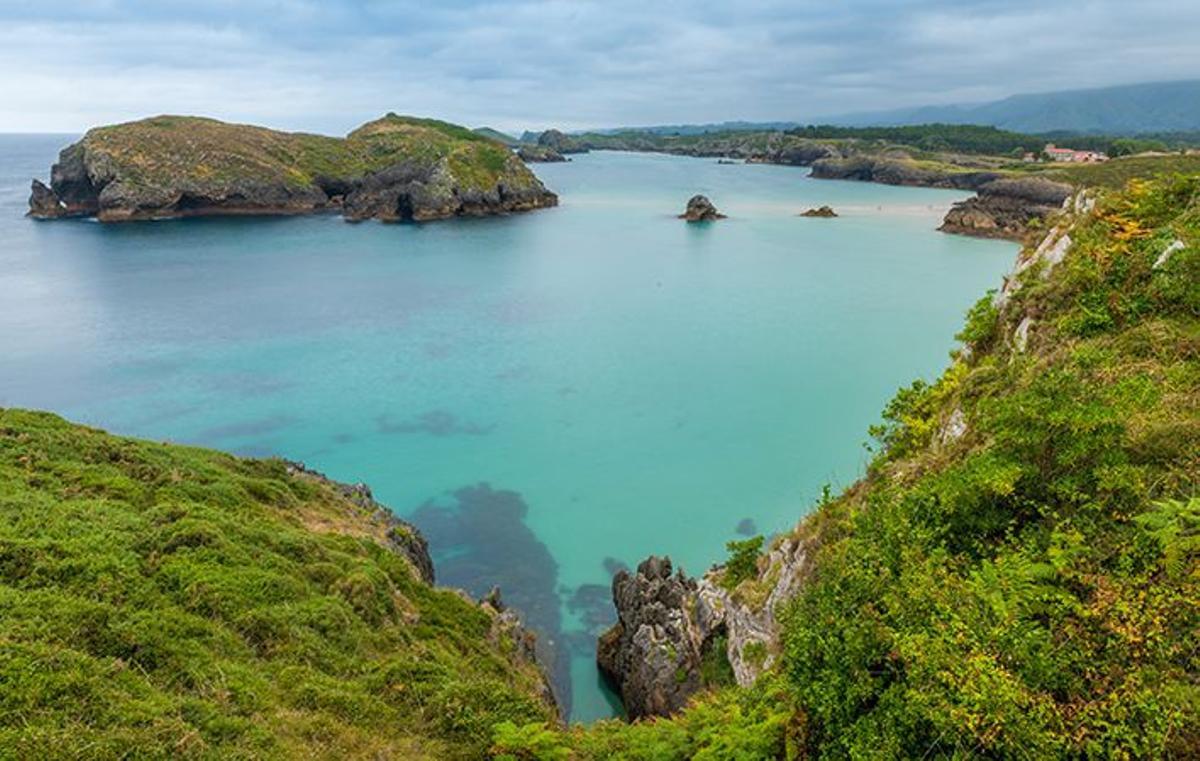 La Isla de Poo, junto a la playa de Poo