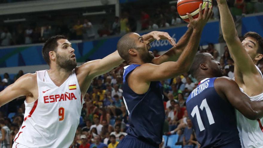 Felipe Reyes (i) durante un partido con la selección.