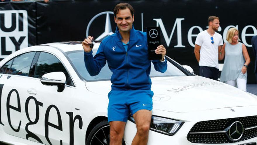 Roger Federer, con el coche de premio del torneo.