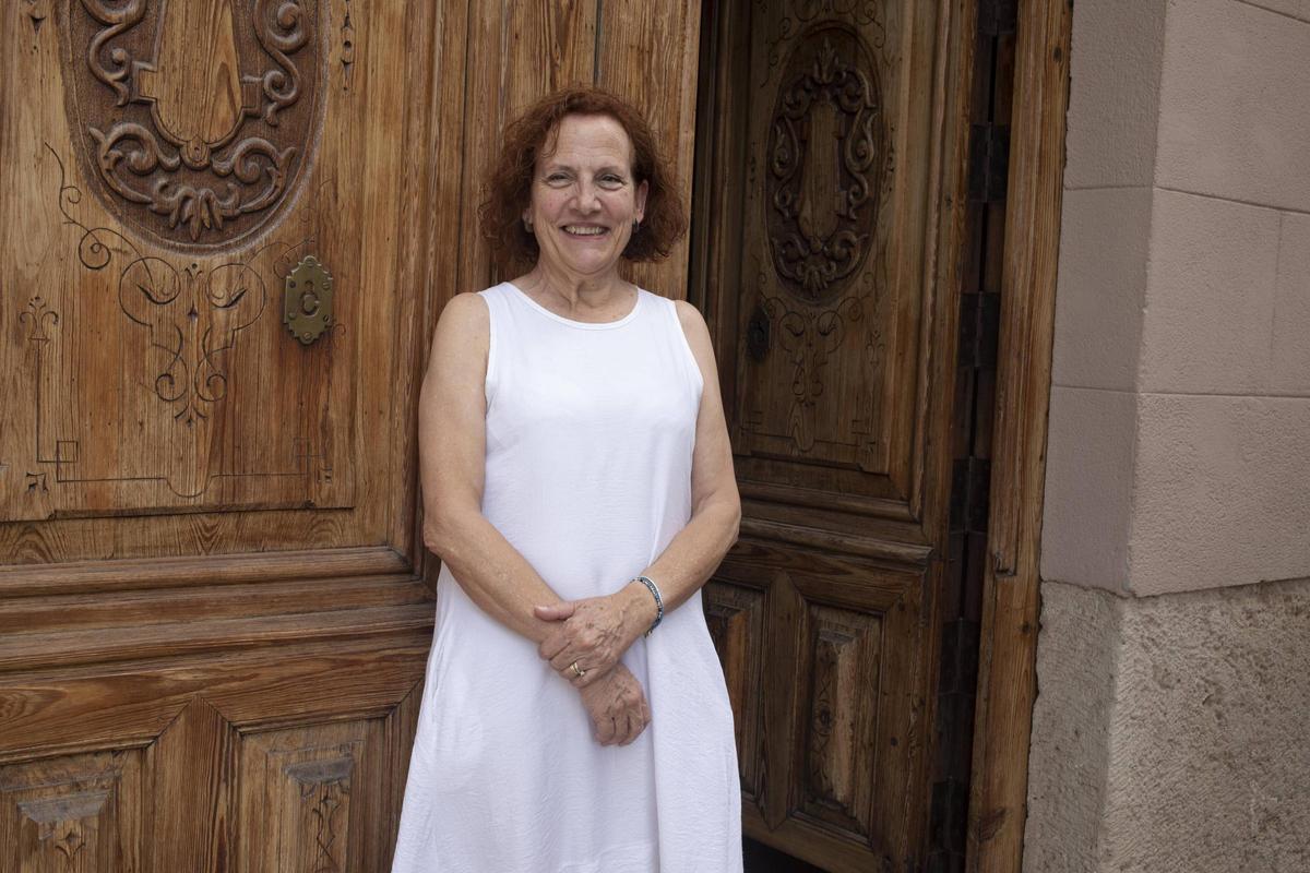 La alcaldesa de Enguera a la puerta del ayuntamiento.